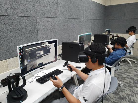 학생들이 램리서치의 세미버스로 수업을 진행하고 있는 모습. 사진 램리서치