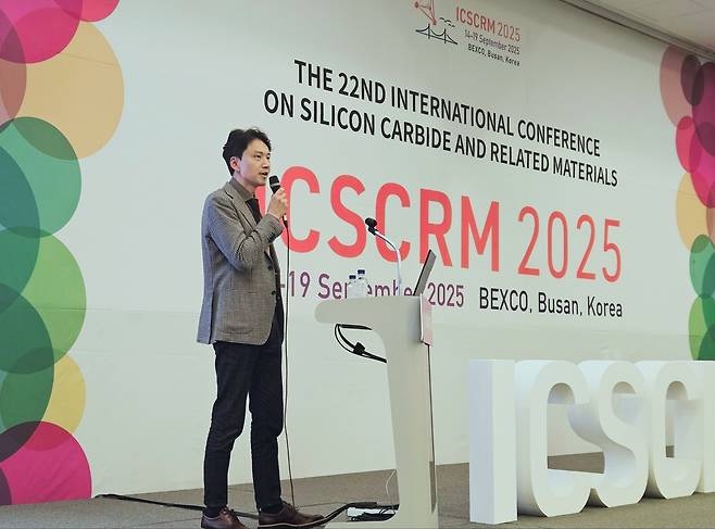 ICSCRM 2025에서 공동 조직위원장을 맡은 광운대 전자재료공학과 구상모 교수가 발언을 하고 있다.