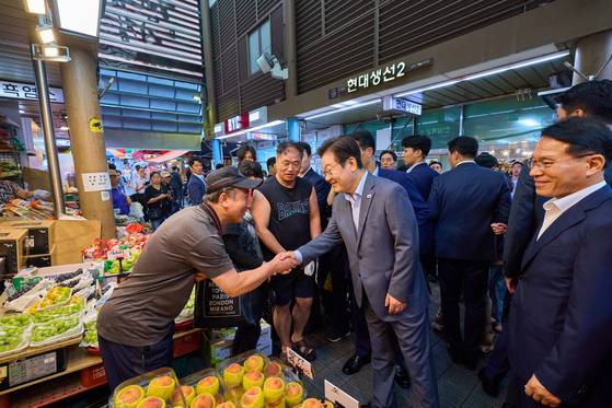 이재명 대통령이 17일 경기 성남시 수정구 태평동 현대시장을 방문해 상인들과 인사하고 있다. 사진 대통령실