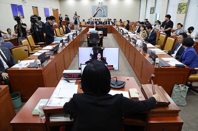 11일 오후 서울 여의도 국회에서 열린 과학기술정보방송통신위원회 전체회의에서 최민희 위원장이 의사봉을 두드리고 있다. /뉴시스