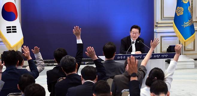 이재명 대통령이 11일 청와대 영빈관에서 열린 취임 100일 기자회견 ‘회복을 위한 100일, 미래를 위한 성장’에서 취재진 질문을 받고 있다. 역대 대통령 중 취임 100일 만에 두 번째 기자회견을 한 것은 이 대통령이 처음이다. /뉴시스