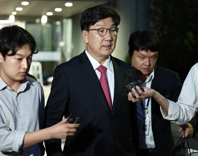 ▲ 윤석열 정부와 통일교 간 ‘정교 유착’의 발단으로 지목된 국민의힘 권성동 의원이 16일 서울 서초구 서울중앙지법에서 열린 구속 전 피의자 심문(영장실질심사)을 마친 뒤 대기 장소인 서울구치소로 향하고 있다.  연합뉴스