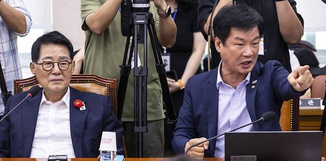 ▲ 더불어민주당 박균택 의원이 16일 서울 여의도 국회에서 열린 법사위 전체회의에서 국민의힘 곽규택 의원이 민주당&nbsp;박지원&nbsp;의원에게 무리한 발언으로 물의를 빚자 곽 의원에게 강하게 항의하고 있다 [연합뉴스]