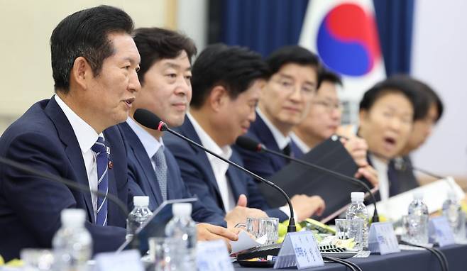 17일 오전 제주도청에서 열린 2025 더불어민주당-제주도 예산정책협의회에서 정청래 대표가 인사말에 앞서 민중가요를 부르고 있다. / 사진=연합뉴스