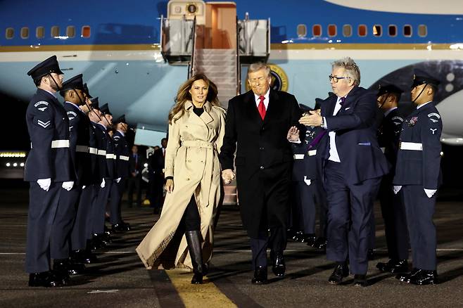 도널드 트럼프 미국 대통령(오른쪽)과 멜라니아 트럼프 여사가 16일(현지시간) 영국 런던 스탠스테드 공항에 도착해 전용기 에어포스원에서 내려 걸어가고 있다. 로이터연합뉴스