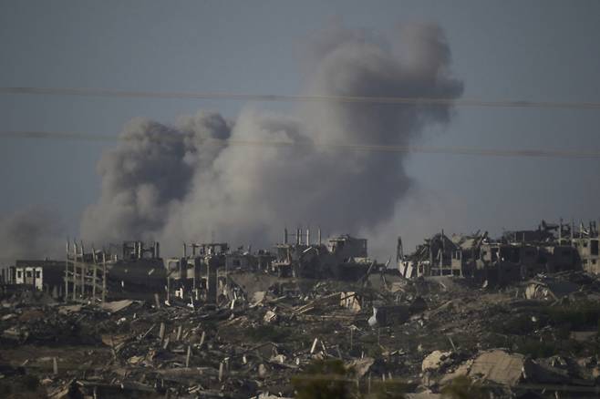 16일(현지시간) 이스라엘 남부에서 바라본 가자지구에서 이스라엘의 군사 공격으로 연기가 하늘로 치솟고 있다. AP연합뉴스