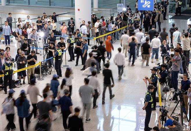 미국 이민당국에 의해 조지아주에 구금됐던 한국인 근로자들이 12일 인천국제공항 제2여객터미널 입국장을 나서고 있다. 연합뉴스