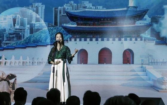Traditional Korean music singer Song So-hee performs during the JoongAng Ilbo’s 60th anniversary ceremony at Lotte Hotel in Jung District, central Seoul, on Sept. 17. [KIM SEONG-RYONG]