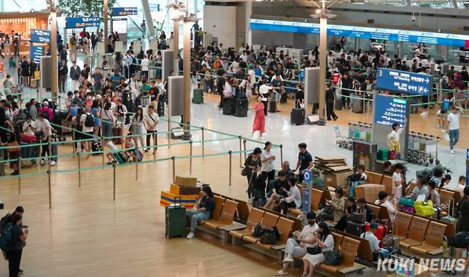 지난해 9월 추석 연휴를 앞두고 인천공항 제1여객터미널이 여행객으로 붐비고 있다. 유희태 기자