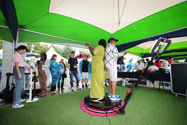 17일 서울 여의도한강공원에서 관광객이 360 포토부스를 체험하고 있다. 한국관광공사&nbsp;