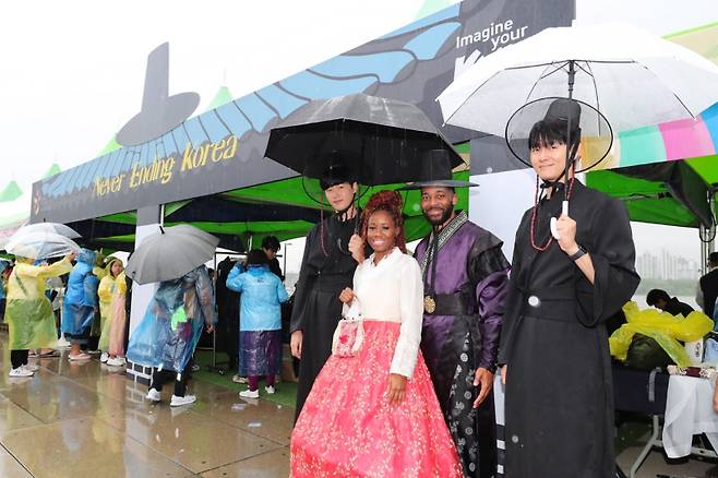 17일 ‘K-데이 인 한강’ 행사에서 관광객이 사자보이즈 복장을 한 모델과 사진을 촬영하고 있다. 한국관광공사&nbsp;