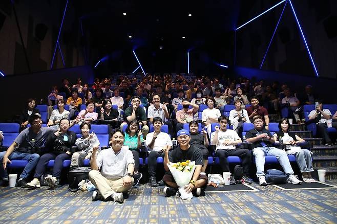 배우 양동근(앞줄 오른쪽)이 지난 15일 서울 송파구 롯데시네마에서 ‘킹 오브 킹스’를 제작한 장성호 감독과 함께 밀알복지재단 굿윌스토어의 장애 직원을 초청한 관람 행사에서 기념 촬영을 하고 있다.