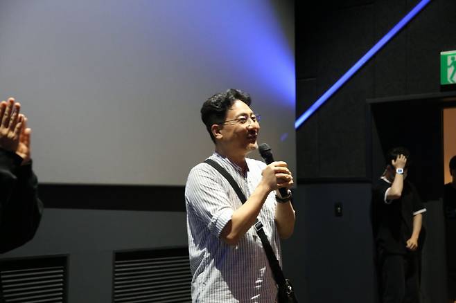 ‘킹 오브 킹스’를 제작한 장성호 감독이 지난 15일 서울 송파구 롯데시네마에서 무대 인사를 하는 장면. 밀알복지재단 제공