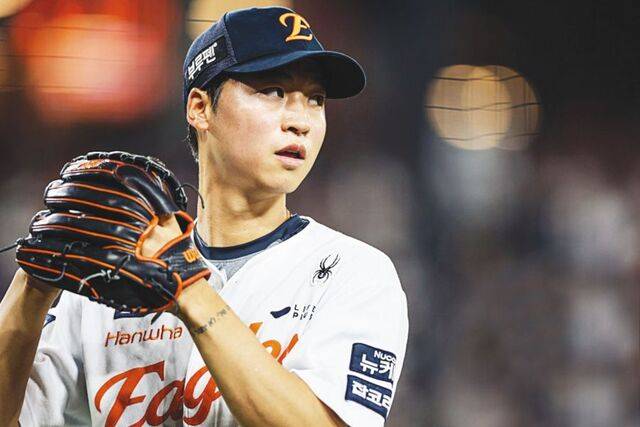 한화 이글스 사이드암 투수 엄상백이 15일 대전 한화생명볼파크에서 열린 2025 KBO리그 키움 히어로즈 경기에서 글러브 속 공을 손에 쥔 채 타석을 응시하고 있다. 한화 제공