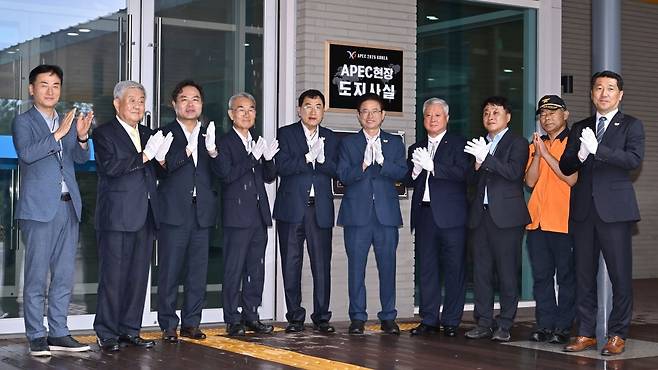 이철우 경북도지사 등 관계자들이 17일 오후 ‘APEC 현장 도지사실 현판식’을 가진 뒤 기념 촬영하고 있다.    경북도 제공