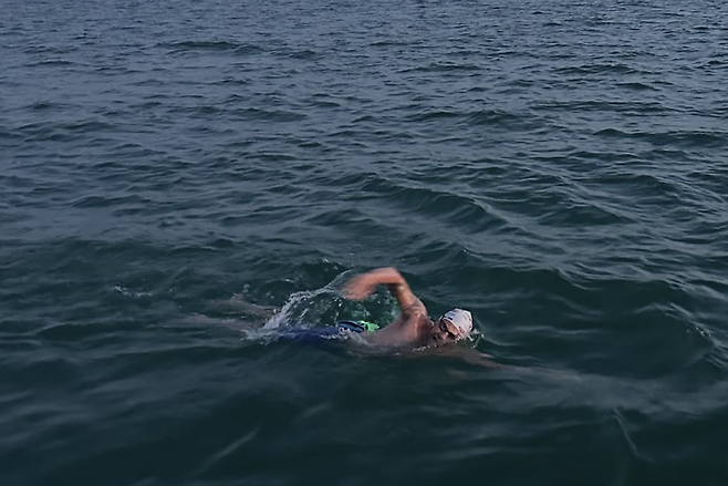 닐 길슨이 호수 위를 수영하는 모습. SNS캡처