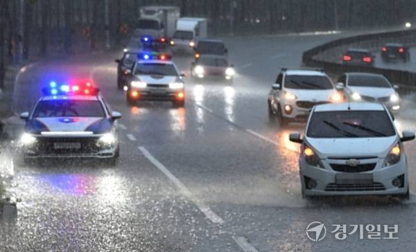 16일 오후 수원특례시 장안구에 소나기성 집중호우가 쏟아지고 있다. 김시범기자