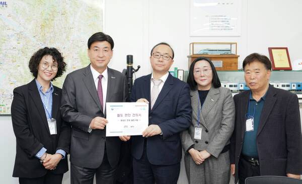 방세환 광주시장이 철도망 구축을 위한 정책 건의서를 전달하고 있다. 광주시 제공