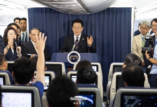 ▲ 지난달 24일 일본 하네다 공항에서 출발해 미국 워싱턴DC로 향하는 공군1호기 기내에서 기자간담회를 하고 있는 이재명 대통령. 사진=대통령실