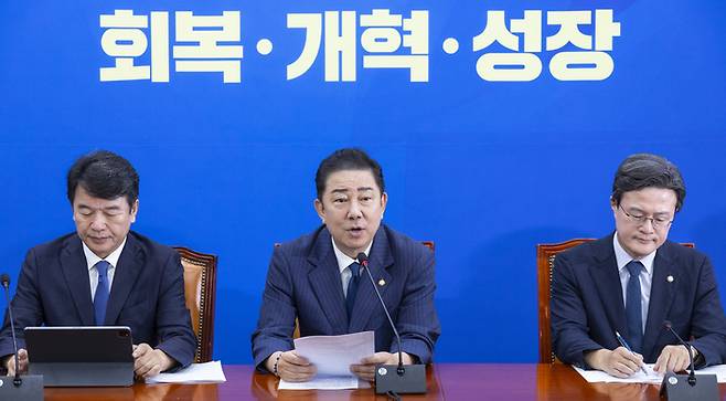 더불어민주당 김병기 원내대표가 16일 국회에서 열린 원내대책회의에서 정기국회 회기 내 정부조직법 처리에 대한 발언을 하고 있다. 2025.9.16 [연합뉴스]