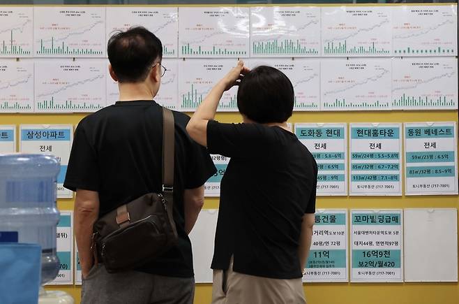 17일 서울 마포구의 한 아파트 단지 상가 부동산에 매물 정보가 붙어 있다. [한주형 기자]