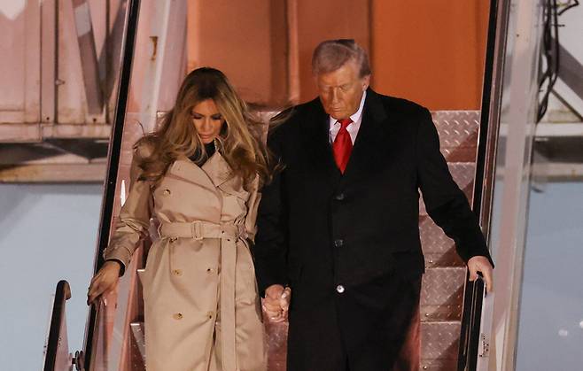 도널드 트럼프 대통령이 영부인과 16일(현지 시간) 런던에 방문해 비행기에서 내리는 모습. [로이터 = 연합뉴스]