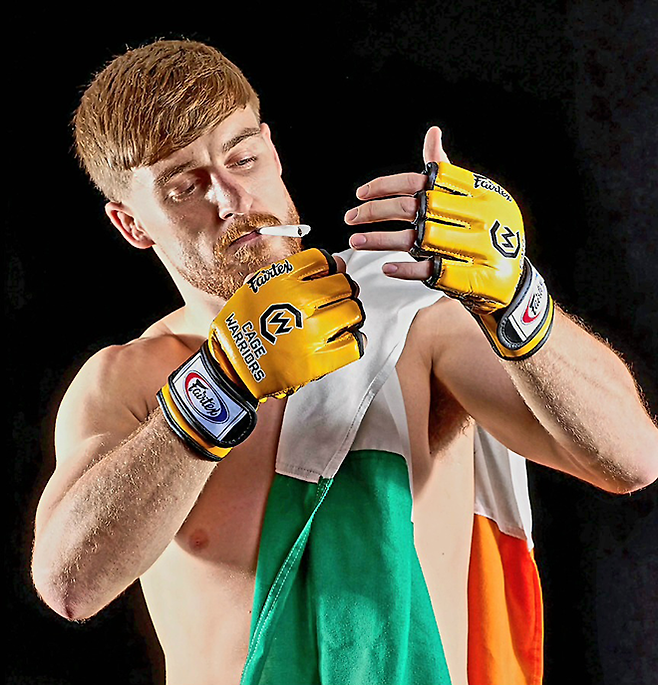 패디 매코리 케이지 워리어스 콘셉트 촬영 이미지. 영국 ‘케이지 워리어스’는 선수층 기준 유럽 3위 및 글로벌 6위 규모 종합격투기 단체다. 사진=Cage Warriors