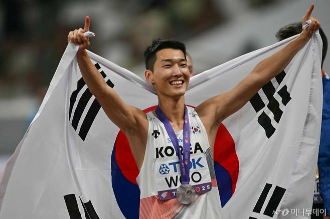 (AFP=뉴스1) = 16일 일본 도쿄 국립경기장에서 열린  2025 도쿄 세계육상선수권대회 남자 높이뛰기 결선에서 은메달을 딴 우상혁이 기뻐하고 있다.  ⓒ AFP=뉴스1  Copyright (C) 뉴스1. All rights reserved. 무단 전재 및 재배포,  AI학습 이용 금지. /사진=(AFP=뉴스1)
