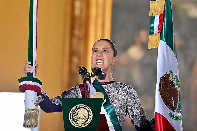 지난 15일(현지시간) 멕시코시티 소칼로 광장에서 멕시코의 대통령 클라우디아 셰인바움이 '독립의 함성'을 외쳤다. 셰인바움은 대통령 관저 발코니에서 독립의 함성을 주도한 첫 여성 대통령으로, 이는 100년 넘게 남성들이 독점해온 전통을 깨는 역사적인 순간이었다. 독립의 함성은 멕시코의 독립기념일 전야인 9월 15일 밤에 대통령이 외치는 전통적인 구호로, 주로 '멕시코 만세' 등을 외친다./AFPBBNews=뉴스1