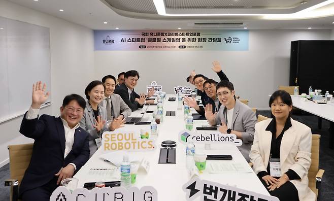 16일 리벨리온 본사에서 열린 '국회 유니콘팜X코리아스타트업포럼 현장 간담회'. (왼쪽부터) 박민규 더불어민주당 의원, 이해민 조국혁신당 의원, 김한규 더불어민주당 의원, 김성회 더불어민주당 의원, 고동진 국민의힘 의원, 이한빈 서울로보틱스 대표, 정민찬 큐빅 대표, 박성현 리벨리온 대표, 한상우 코리아스타트업포럼 의장, 최지영 코리아스타트업포럼 상임이사, 최재화 번개장터 대표 /사진=코리아스타트업 포럼