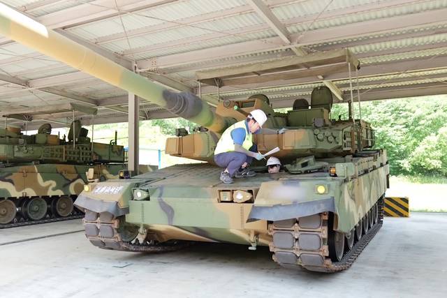 현대로템 관계자가 최근 전남 장성군 육군 기계화학교를 방문해 K2전차 장비 점검을 진행하는 모습. 현대로템 제공