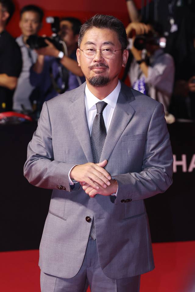 나홍진 감독이 17일 부산 해운대구 영화의전당에서 제30회 부산국제영화제(BIFF) 개막식 포토월에 참석하기 위해 레드카펫을 밟고 있다. 연합뉴스