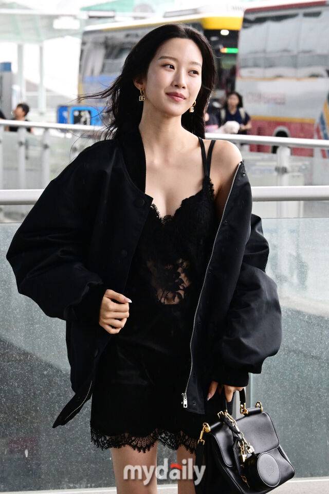 2025년 9월 17일 오후 문가영이 해외 일정 차 인천국제공항 제2터미널 출국장으로 향하면서 포즈를 취고 있다.