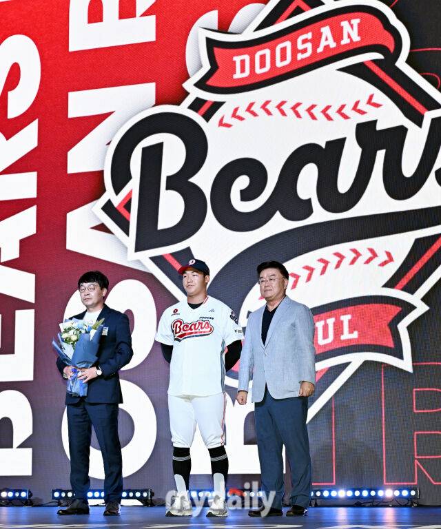 마산용마고 김주오가 17일 오후 서울 잠실 롯데호텔에서 진행된 '2026 KBO 신인 드래프트'에서 1라운드 7순위로 두산에 지명된 뒤 포즈를 취하고 있다./마이데일리