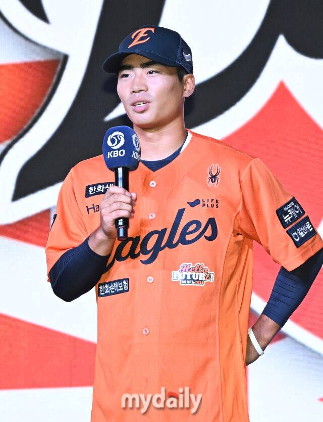 유신고 오재원이 17일 오후 서울 잠실 롯데호텔에서 진행된 '2026 KBO 신인 드래프트'에서 1라운드 3순위로 한화에 지명된 뒤 소감을 밝히고 있다. 이번 드래프트는 전면 드래프트 방식으로 총 11라운드에 걸쳐 진행되며, 총 1,261명의 대상자 중 최대 110명이 KBO 10개 구단의 새 식구로 합류하게 된다. 지명 순서는 2024시즌 최종 순위 역순에 따라 키움 히어로즈를 시작으로 NC 다이노스, 한화 이글스, 롯데 자이언츠, SSG 랜더스, KT 위즈, 두산 베어스, LG 트윈스, 삼성 라이온즈, KIA 타이거즈 순으로 진행된다./마이데일리