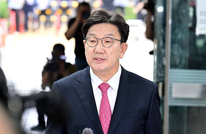 윤석열 정부와 통일교 간 ‘정교 유착’의 발단으로 지목된 권성동 국민의힘 의원이 16일 오후 서울 서초구 서울중앙지법에서 열린 구속 전 피의자 심문(영장실질심사)에 출석해 기자들의 질문에 답변하고 있다. 이상섭 기자