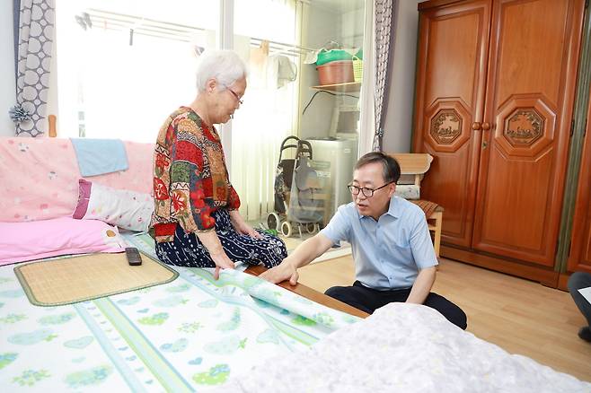 어르신 댁을 찾아 애로사항을 듣는 유성훈 금천구청장