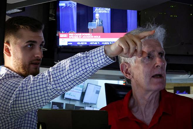 뉴욕증권거래소에서 한 트레이더가 화면을 가리키고 있다. [로이터]