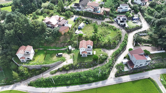 경매에 나온 경기 가평 설악면 소재 2층 신축 단독주택이 있는 마을 모습. [안경찬PD]