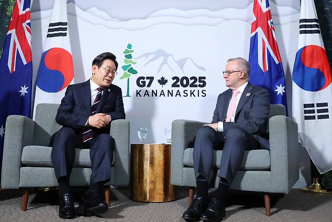 올 6월 캐나다 앨버타주 캘거리에서 열린 주요 7개국(G7) 정상회의에 참석한 이재명 대통령이 앤서니 앨버니지 호주 총리와 정상회담을 하는 모습. [연합]