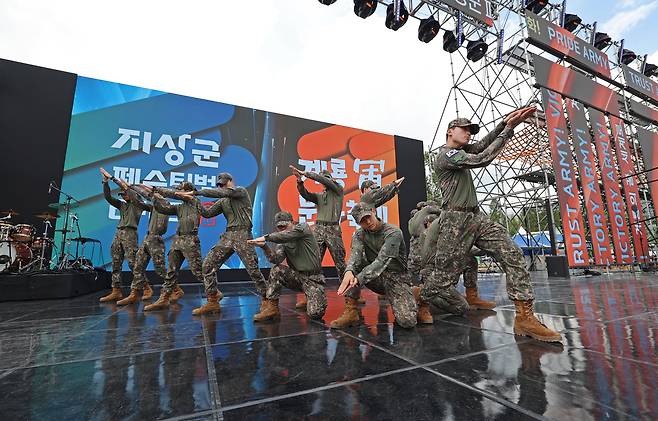육군은 17일부터 21일까지 충남 계룡대 활주로에서 ‘2025 지상군 페스티벌’을 개최했다. 사진은 육군공연팀이 지상군페스티벌 무대에서 춤과 노래를 선보이고 있는 모습이다. [육군 제공]