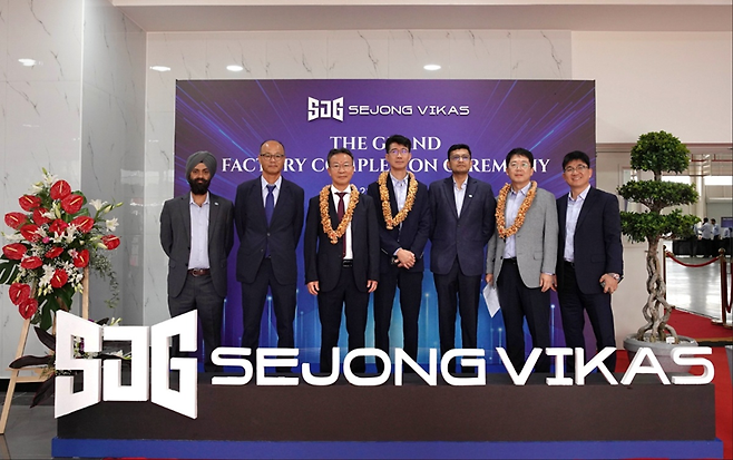아비마뉴 샤라프(오른쪽 세번째) 비카스 그룹 부회장과 오기열 (왼쪽 2번째)SJG세종비카스 법인장이 관계자들과 기념사진을 촬영하고 있다. [SJG세종 제공]