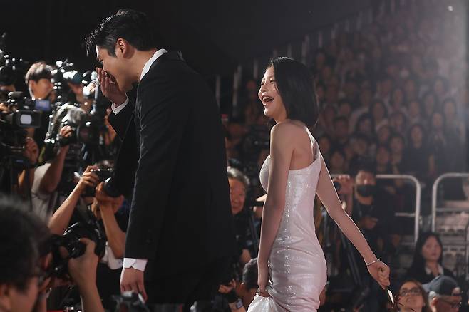 배우 신예은이 17일 부산 해운대구 영화의전당에서 열린 제30회 부산국제영화제 레드카펫에서 포즈를 취하고 있다. [연합]