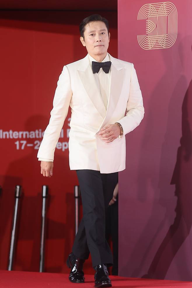 배우 이병헌이 17일 부산 해운대구 영화의전당에서 열린 제30회 부산국제영화제 레드카펫에서 포즈를 취하고 있다. [연합]