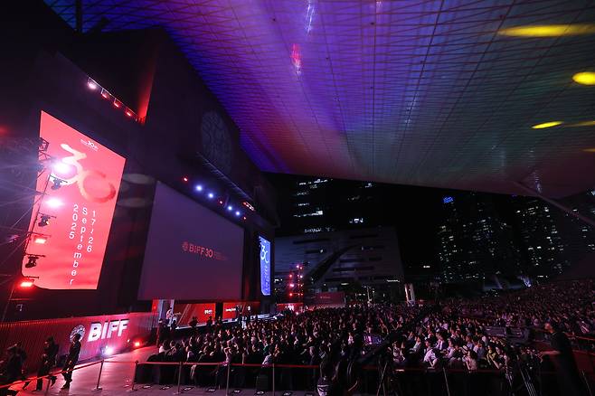 17일 부산 해운대구 우동 영화의전당에서 제30회 부산국제영화제 개막식이 진행되고 있다. [연합]