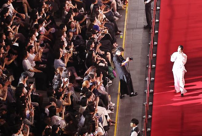 ‘케이팝 데몬 헌터스’의 메기 강 감독이 17일 오후 부산 해운대구 영화의전당에서 열린 제30회 부산국제영화제(BIFF) 개막식에 참석해 레드카펫을 밟으며 관객들과 인사하고 있다. [연합]