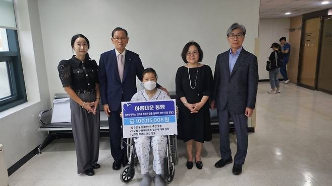 김미숙 씨에게 성금을 전달한 압구정현대아파트 주민 대표[압구정현대아파트 입주자대표회의 제공]