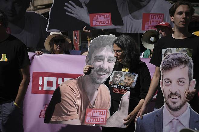 [가자시티=AP/뉴시스] 16일(현지 시간) CNN에 따르면 팔레스타인 무장 정파 하마스는 성명을 통해 "도시는 전례 없는 야만적 시온주의자들의 전쟁 고조를 목격하고 있고, 이는 팔레스타인 민족에 대한 조직적 집단학살 전쟁의 새로운 장"이라고 밝혔다. 사진은 16일(현지 시간) 이스라엘 예루살렘에서 가자지구에 억류 중인 인질 석방과 전쟁 종식을 촉구하는 시위가 벌어지고 있다. 2025.09.17.