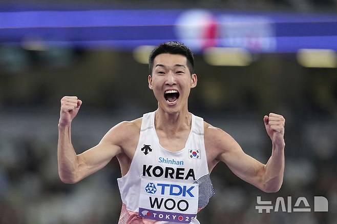 [도쿄=AP/뉴시스] 우상혁이 16일 일본 도쿄 국립경기장에서 열린 2025 도쿄 세계육상선수권대회 남자 높이뛰기 결선에서 환호하고 있다. 우상혁은 이날 대회 남자 높이뛰기 결선에서 2ｍ34를 넘고 은메달을 획득했다. 2025.09.16.