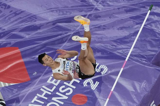 [도쿄=AP/뉴시스] 우상혁이 16일 일본 도쿄 국립경기장에서 열린 2025 도쿄 세계육상선수권대회 남자 높이뛰기 결선에서 바를 건드리며 착지하고 있다. 우상혁은 이날 대회 남자 높이뛰기 결선에서 2ｍ34를 넘고 은메달을 획득했다. 2025.09.17.